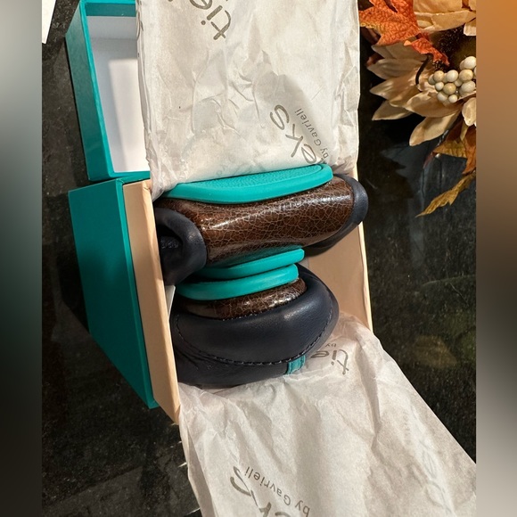 Tieks California Navy. Brand New in Box. Size 6 - Picture 2 of 5